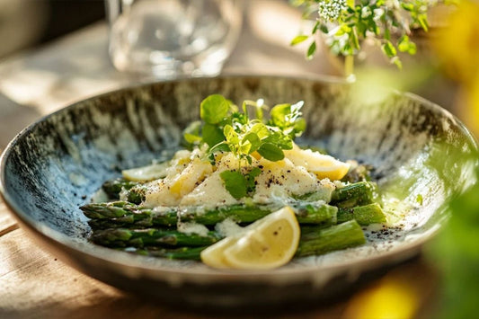 Verkohlte Spargelspears mit Zitronenschale und Parmesan