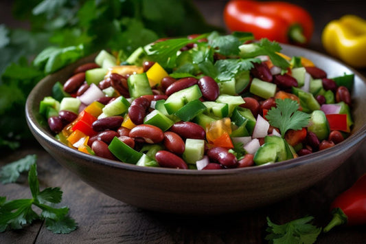 Buntes Nierenbohnensalat mit frischem Gemüse und würzigem Dressing