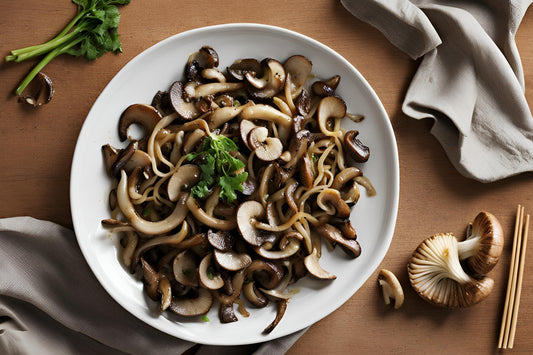 Sautierte Enoki -Pilze mit Knoblauch und Sojasauce